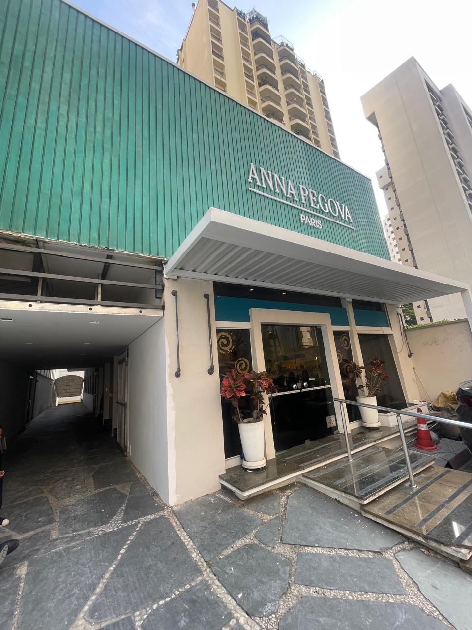 Vista da cobertura metálica branca instalada em fachada comercial
