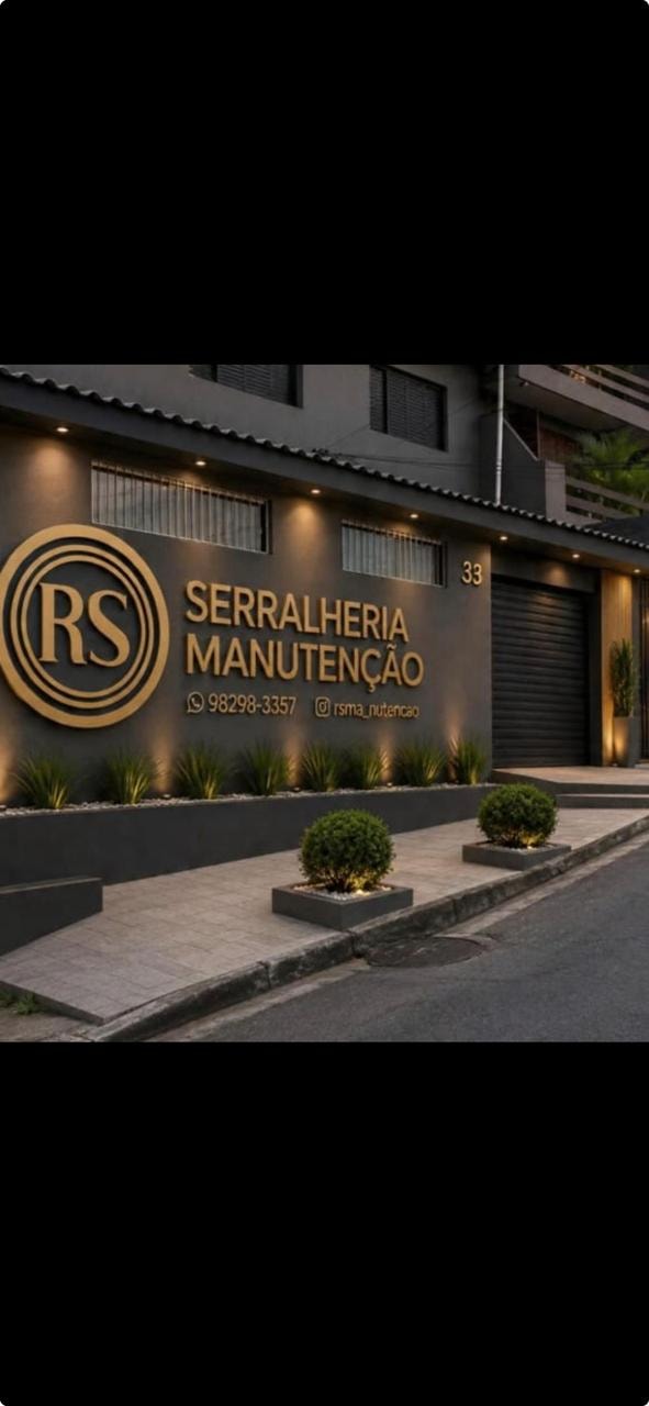 Cobertura metálica protegendo a entrada de estabelecimento comercial