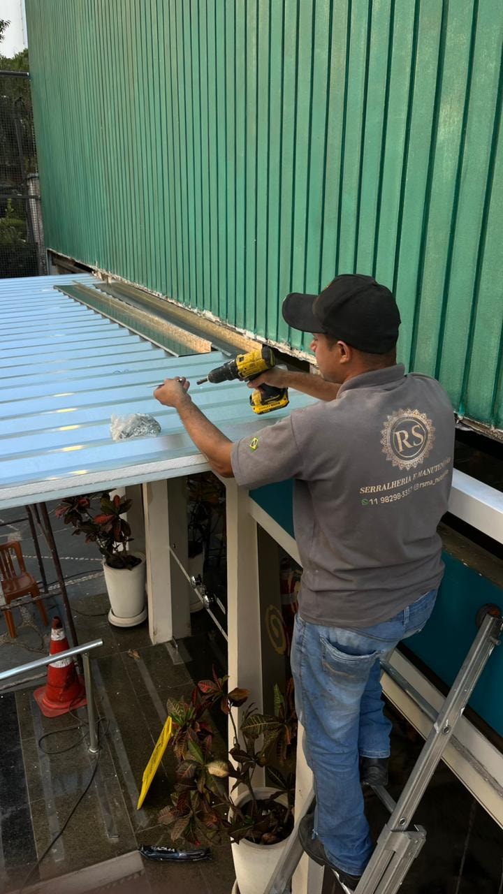 Estrutura metálica sob medida instalada em fachada comercial