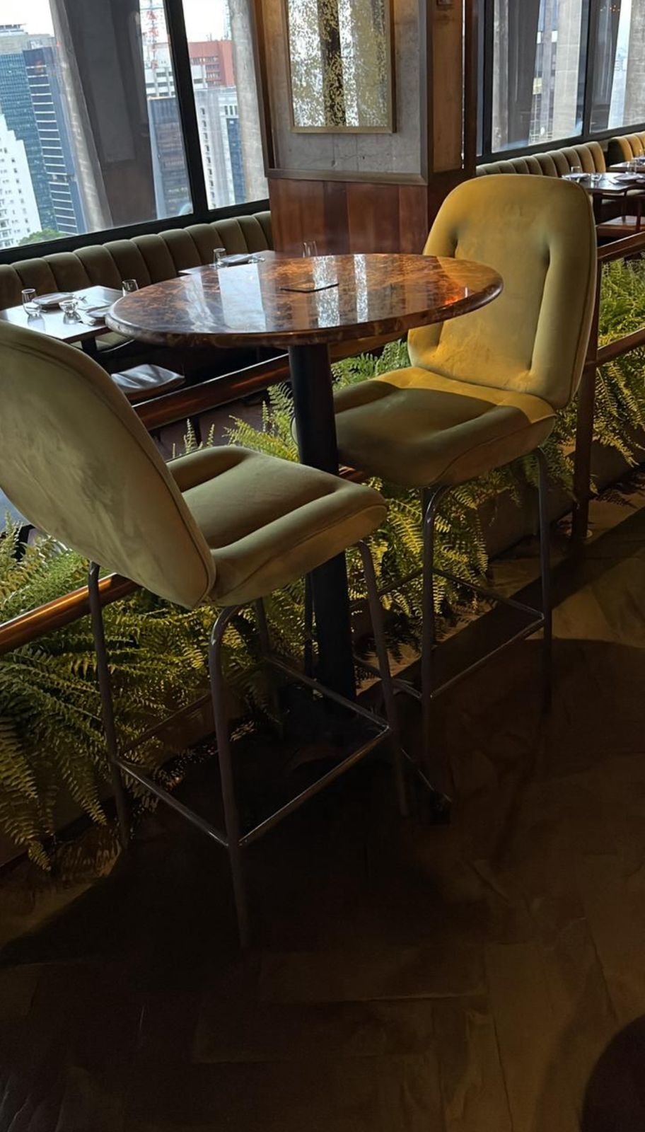 Banquetas altas e mesas com estrutura metálica produzidas para restaurante