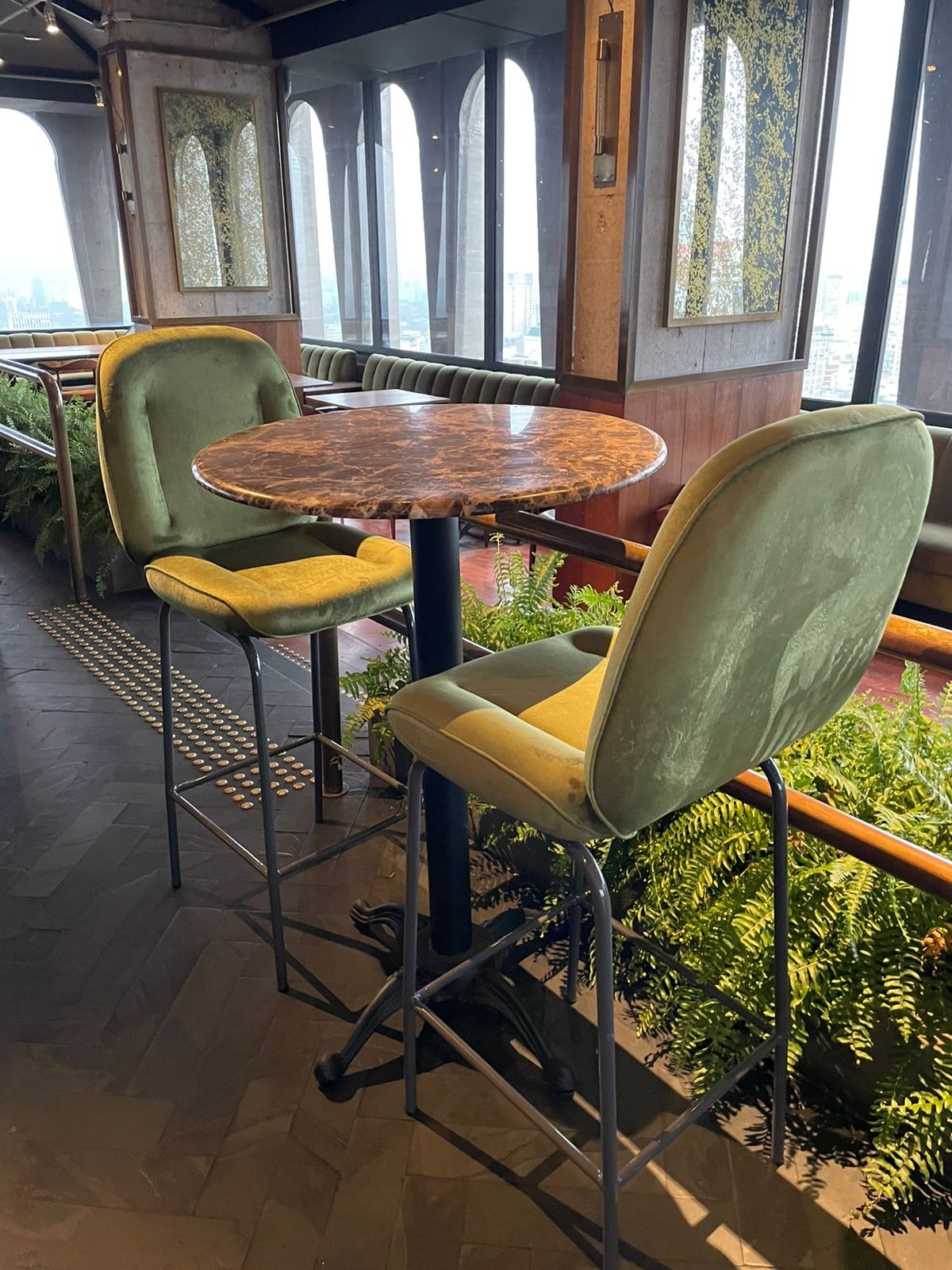Mobiliário metálico sob medida instalado em restaurante