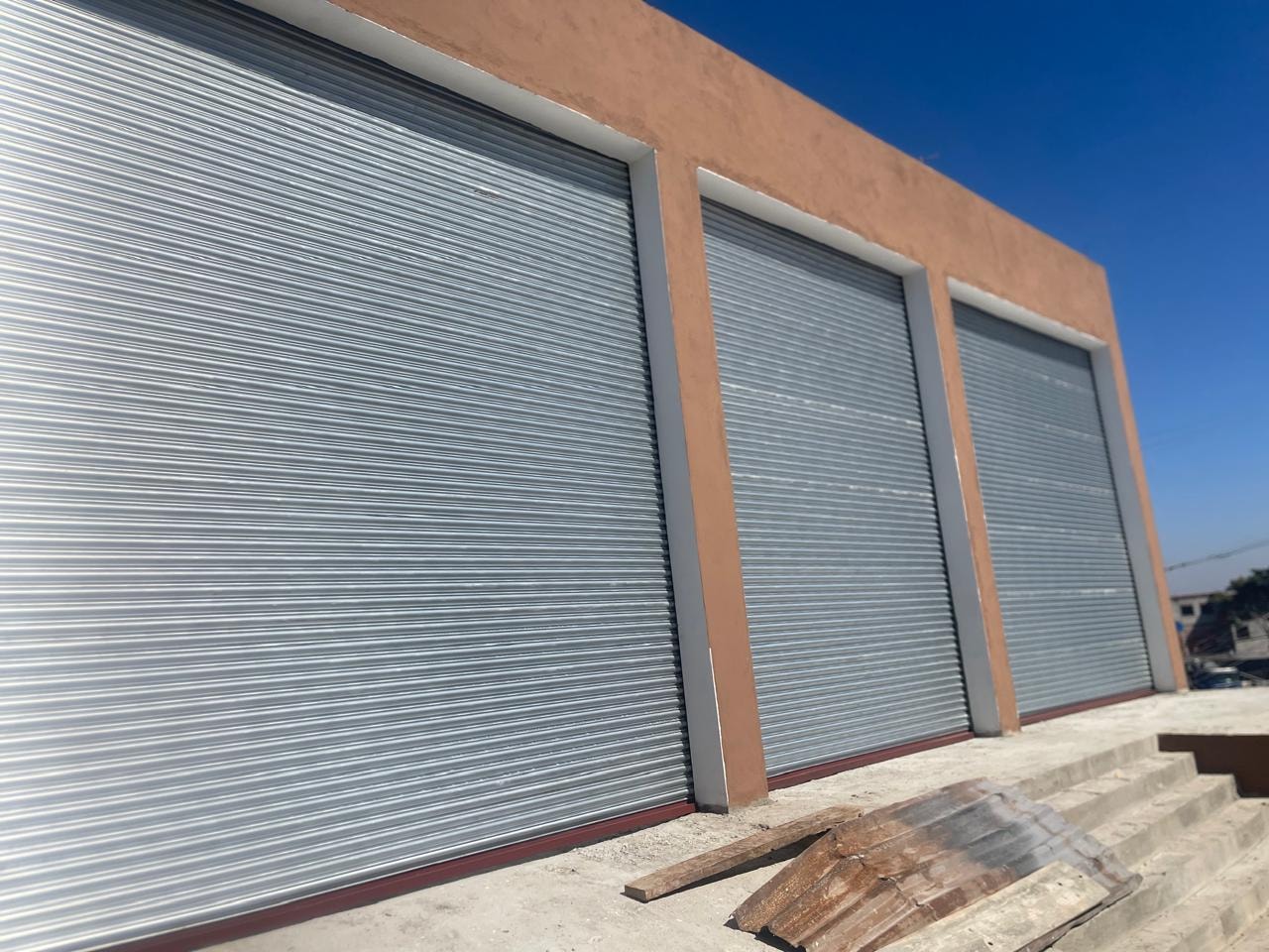 Porta de enrolar metálica instalada em fachada comercial