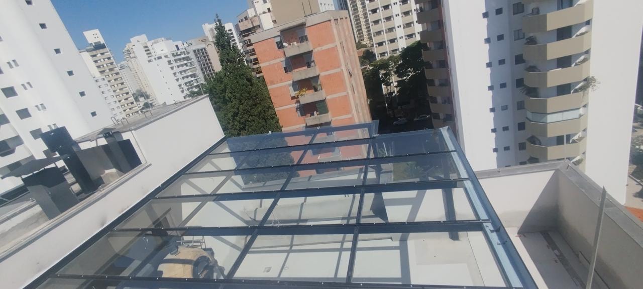 Detalhe de portas de enrolar metálicas em fachada comercial